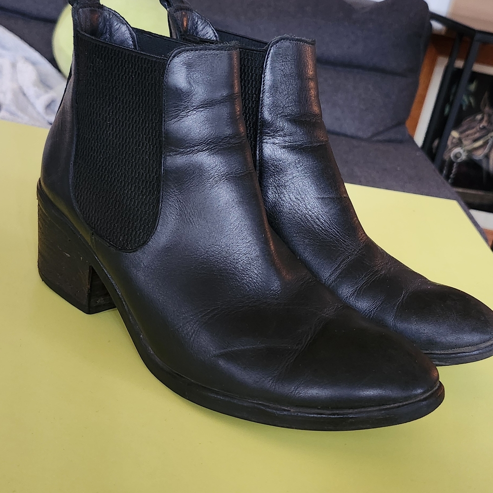 Bueno Black Chelsea Ankle Boots with Elastic Panels